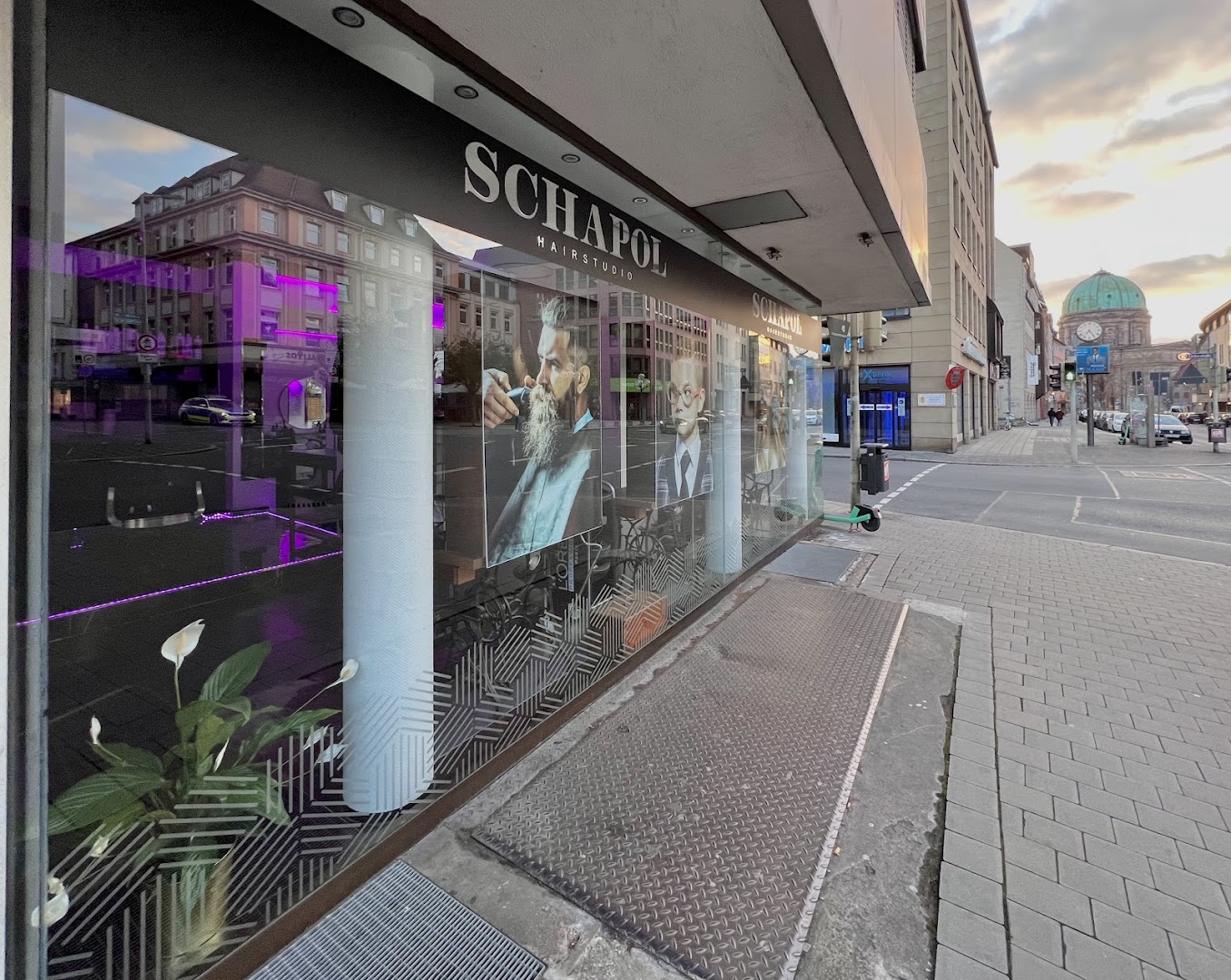 SCHAPOL HAIRSTUDIO Schaufenster mit Neonlicht in Nürnberg